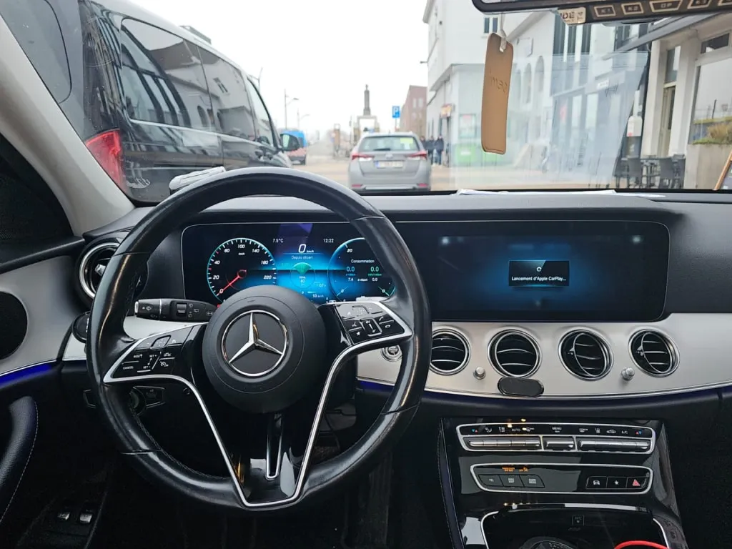 Stuur en boordcomputer van binnenin de zwarte mercedes limousine.