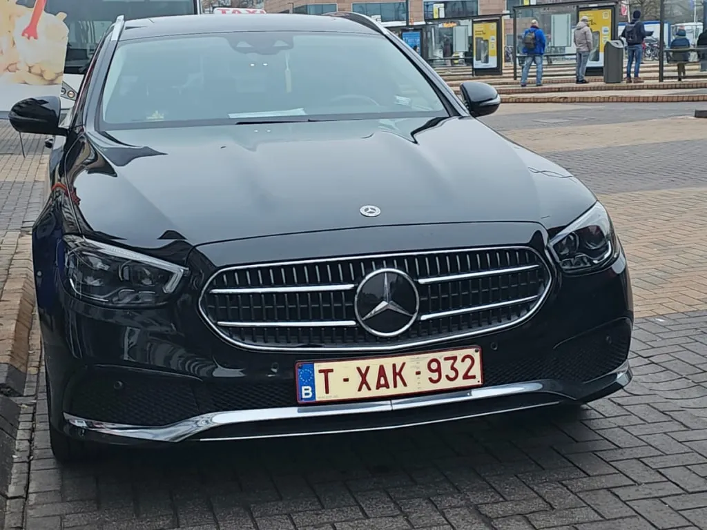 Taxiwagen zwarte mercedes van de voorkant.