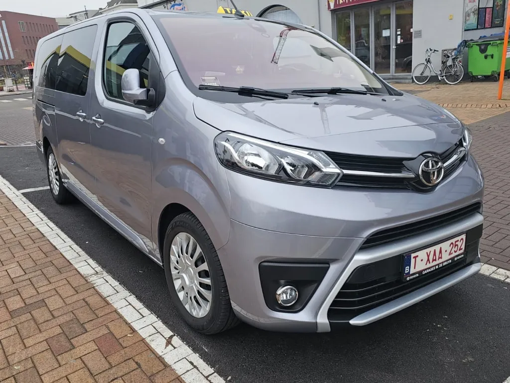 Taxi Mechelen De Dijle hun grijze minibus taxi 6 tot 8 personen, van Toyota. 